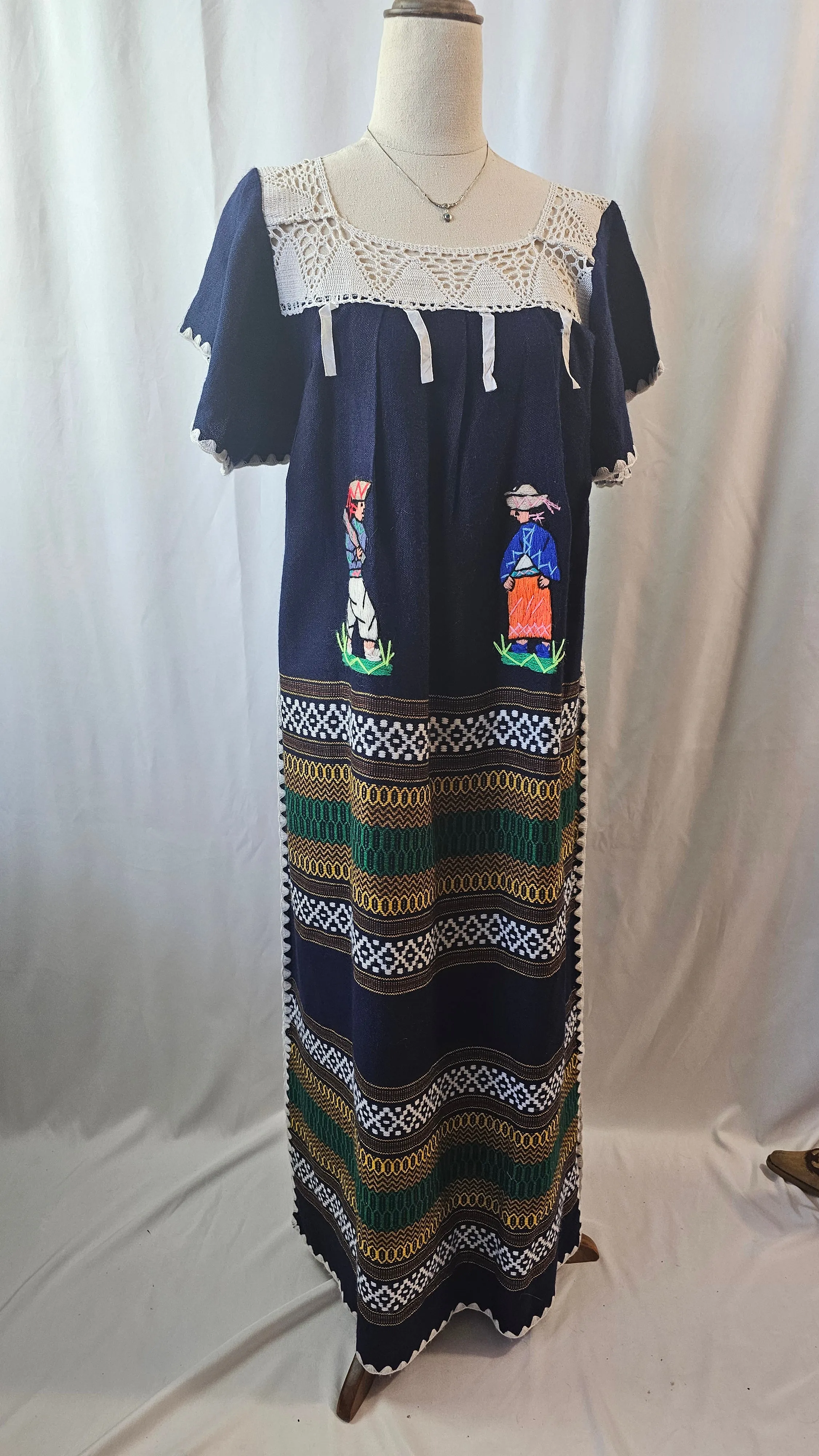 Embroidered Crochet yoke Equador dress Sz M 10/12