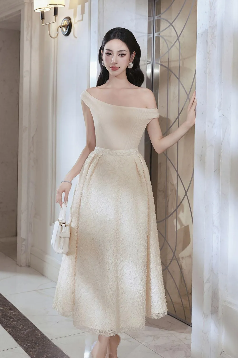 Isla A-line Asymmetric Neck Mesh Taffeta Midi Set